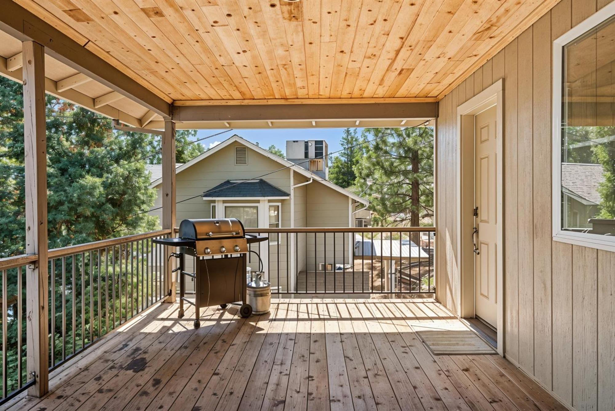 Fisherman's Cove Retreat - Game Included!
